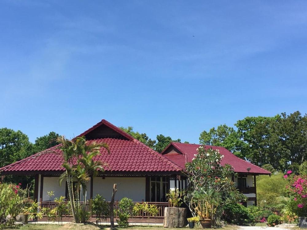 Singgahsana Villa - Exterior