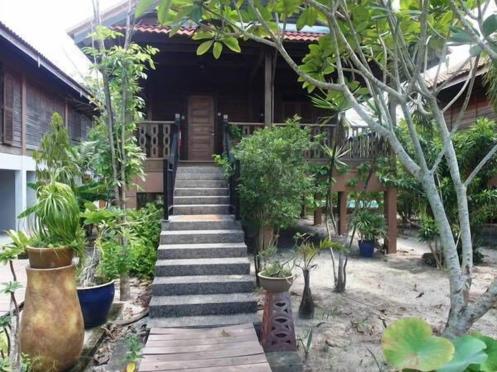 Panji Panji Tropical Wooden Home - Exterior