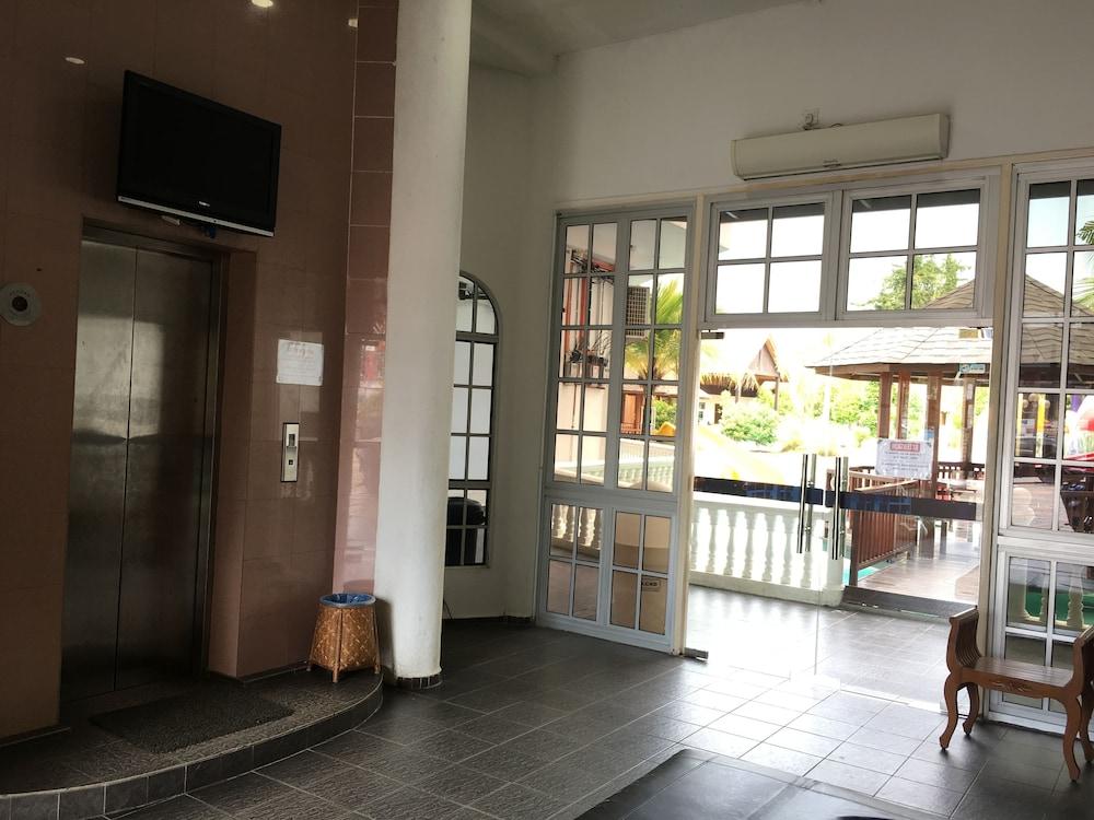 Landcons Hotel - Interior Entrance