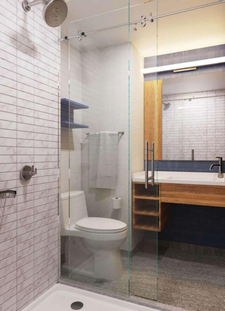 Hampton Inn New York Times Square - Bathroom Shower