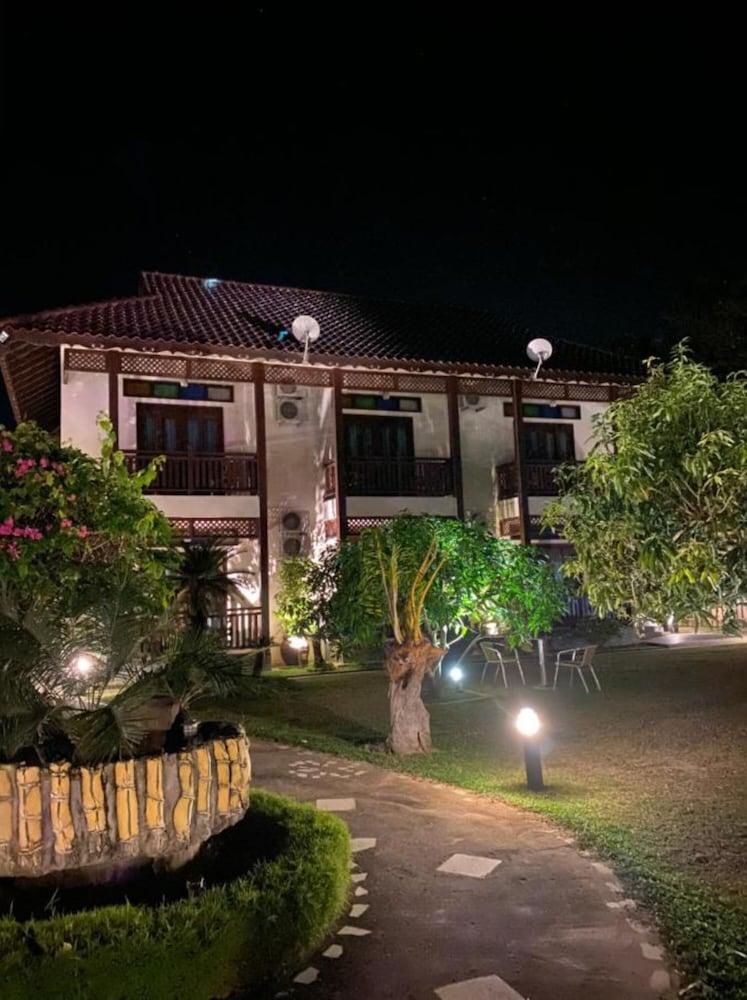 Singgahsana Villa - Exterior