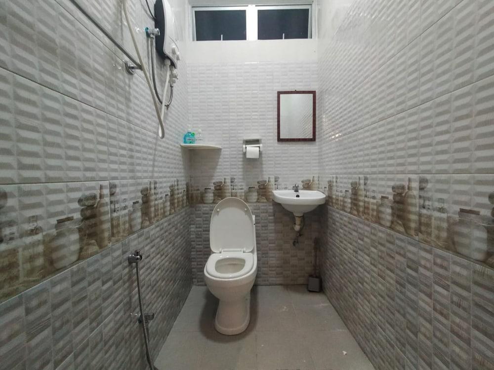 OYO Home 90389 Haji Hassan Guesthouse - Bathroom