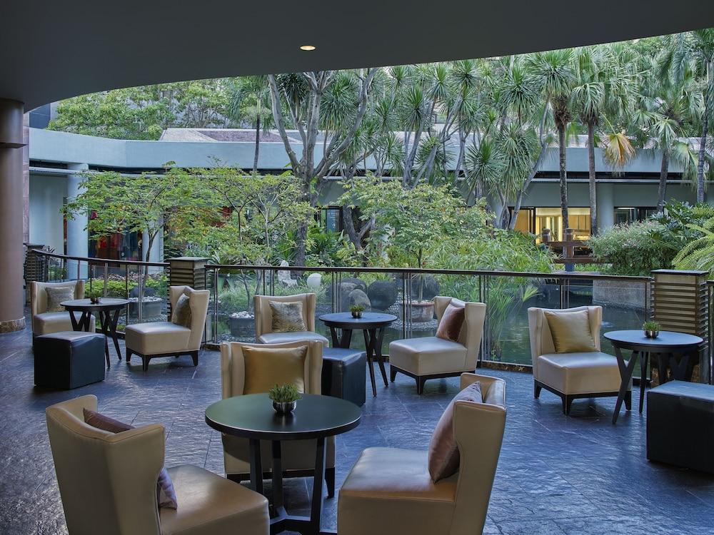 New World Makati Hotel - Lobby Lounge