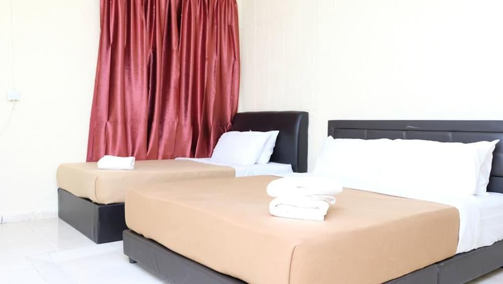 Green Town hotel & Resort Kuah - Room