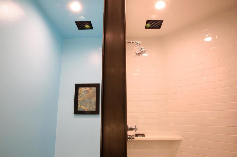 إن واي 081 3 بدروم أبارتمنت باي سنستاي - Bathroom Shower