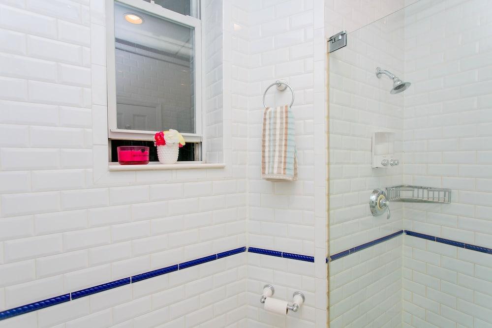 NY010 2 Bedroom Apartment By Senstay - Bathroom