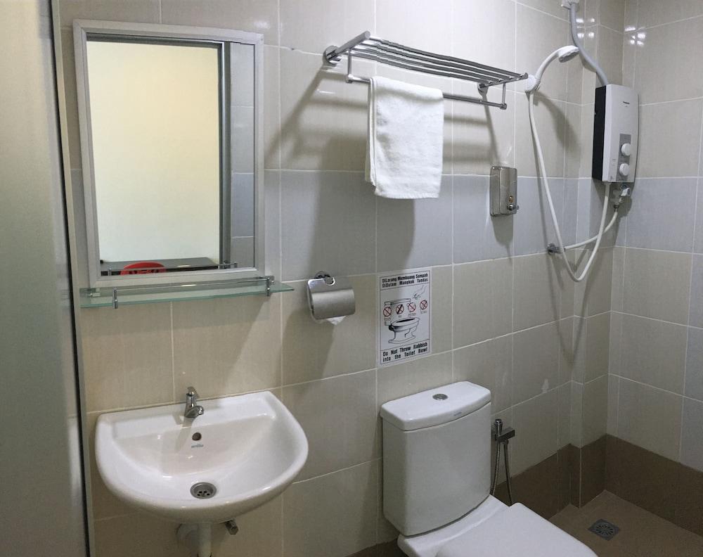 Kelibang Comfort Inn - Bathroom