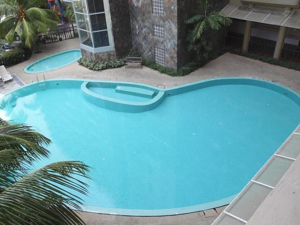 Designer Suite Apartment - Pool