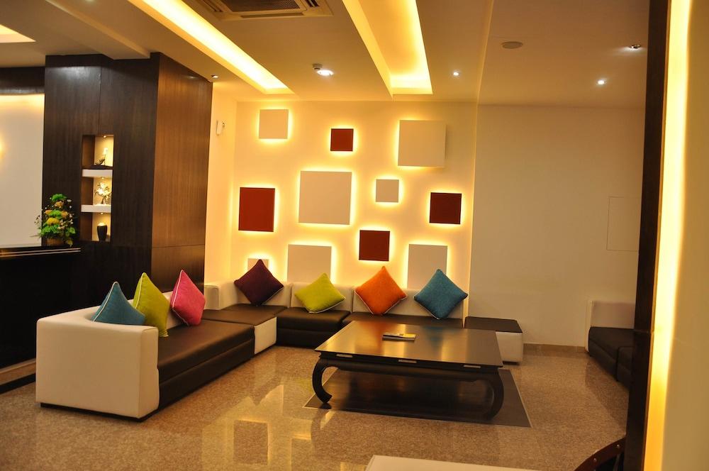 Crystal Suites - Lobby Sitting Area