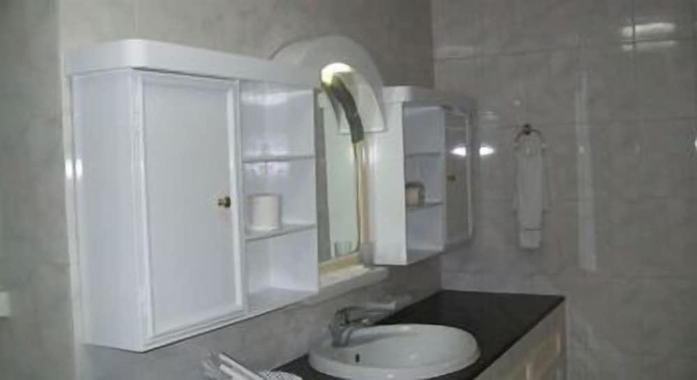Bowshar International Hotel - Muscat - Bathroom Sink
