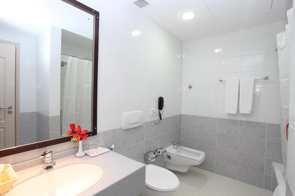 Ramee Guestline Hotel Qurum - Bathroom