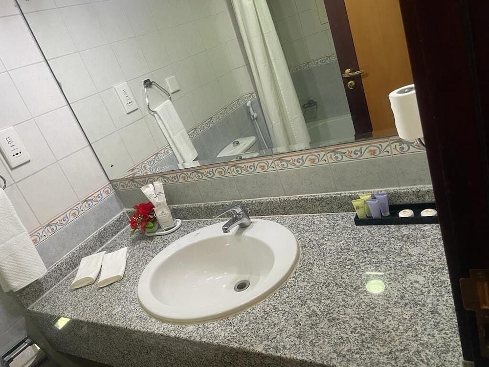 Wanasa Continental Hotel - Bathroom