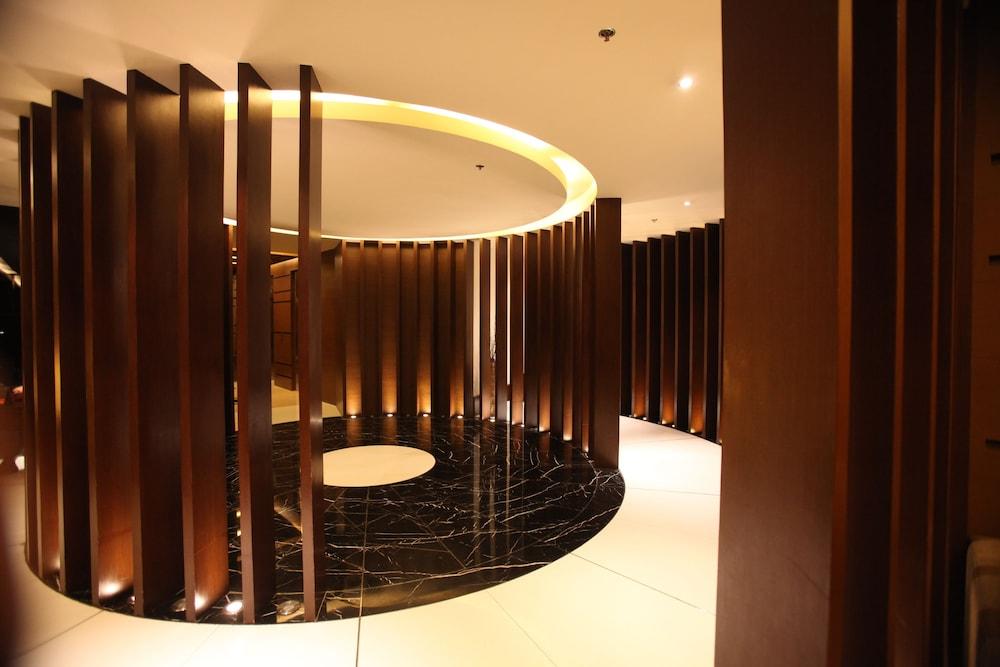 Luxent Hotel - Interior Entrance