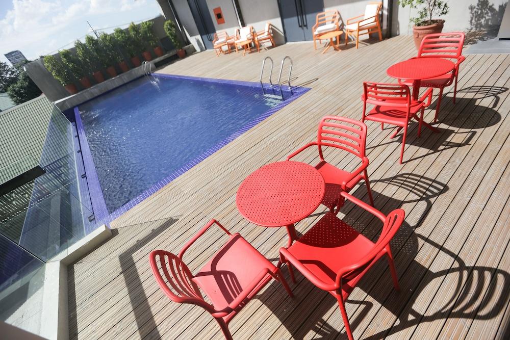 B Hotel Quezon City - Outdoor Pool